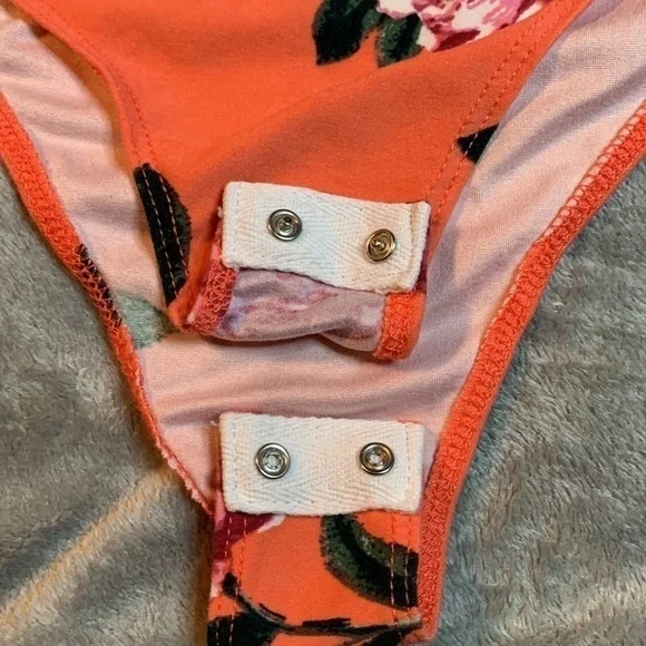 Discreet Floral Bodysuit - Picture 3 of 6